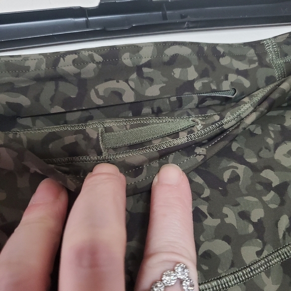 Lululemon Base Pase Highrise Running Tight Size 6 Intertwined Camo Medium Olive - Picture 7 of 16